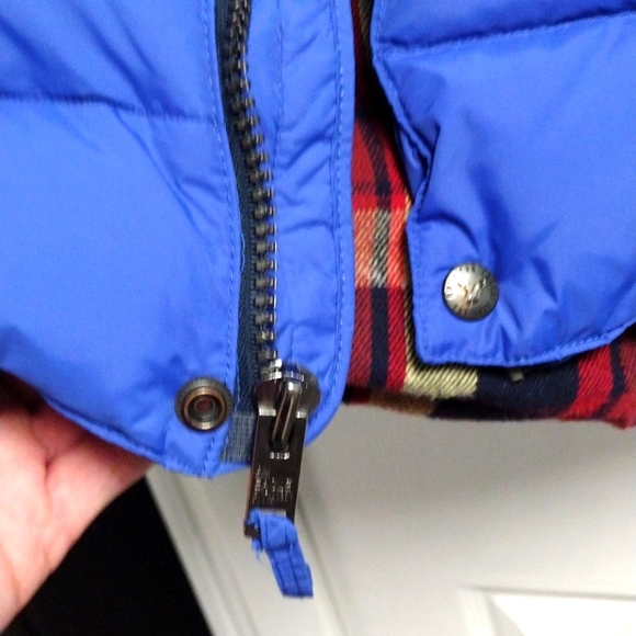 American Eagle Men's Medium Blue Down Vest Zipper & Buttons 2 outside pockets. - Picture 4 of 7